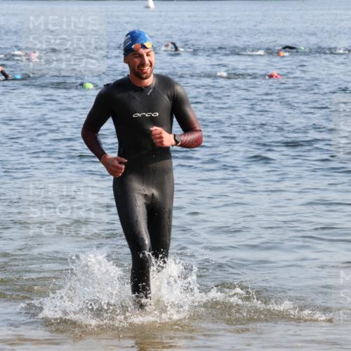 15.06.2025 - 27. Vierlanden-Triathlon Lena Gebhardt http://msf.ph/oto/8043807 15.06.2025 08:33:12 Schwimmen 15, 36, 61, 185 meine-sportfotos.de