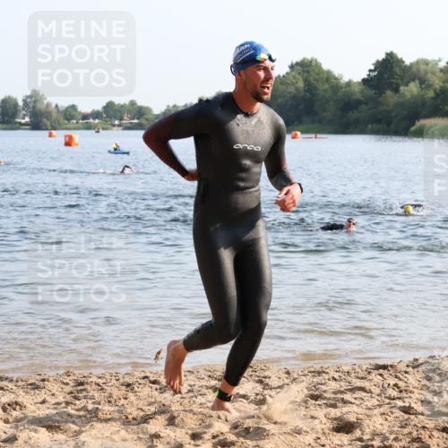 15.06.2025 - 27. Vierlanden-Triathlon Lena Gebhardt http://msf.ph/oto/8043837 15.06.2025 08:33:15 Schwimmen 15, 36, 61 meine-sportfotos.de