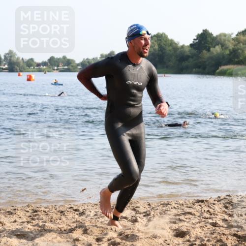 15.06.2025 - 27. Vierlanden-Triathlon Lena Gebhardt http://msf.ph/oto/8043841 15.06.2025 08:33:16 Schwimmen 15, 61 meine-sportfotos.de