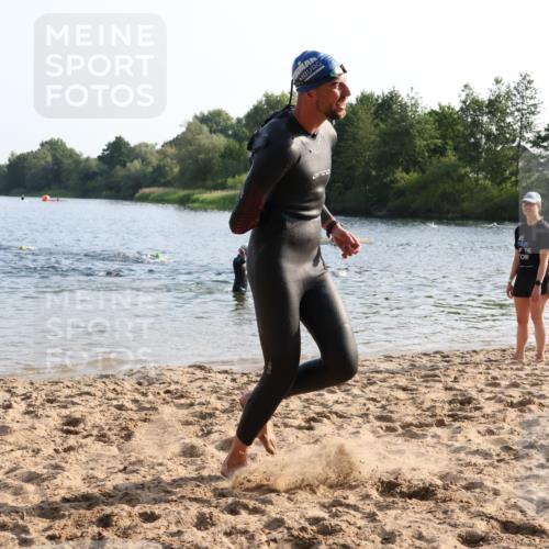 15.06.2025 - 27. Vierlanden-Triathlon Lena Gebhardt http://msf.ph/oto/8043849 15.06.2025 08:33:17 Schwimmen 61 meine-sportfotos.de