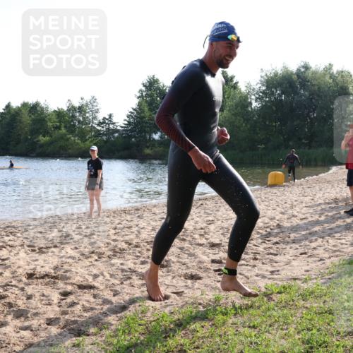 15.06.2025 - 27. Vierlanden-Triathlon Lena Gebhardt http://msf.ph/oto/8043856 15.06.2025 08:33:17 Schwimmen 61 meine-sportfotos.de