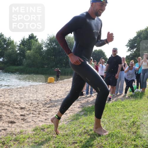 15.06.2025 - 27. Vierlanden-Triathlon Lena Gebhardt http://msf.ph/oto/8043864 15.06.2025 08:33:18 Schwimmen 61 meine-sportfotos.de