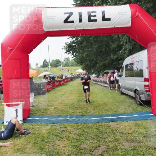 21.06.2025 - 27. Vierlanden-Triathlon MichiJ http://msf.ph/oto/8043872 15.06.2026 13:44:10 Ziel 34 meine-sportfotos.de