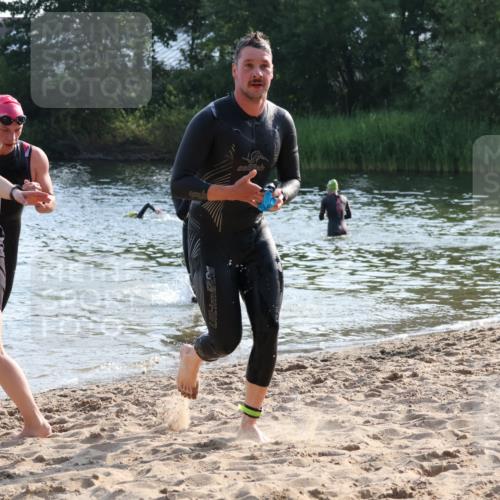 15.06.2025 - 27. Vierlanden-Triathlon Lena Gebhardt http://msf.ph/oto/8043875 15.06.2025 08:34:00 Schwimmen 49, 78 meine-sportfotos.de