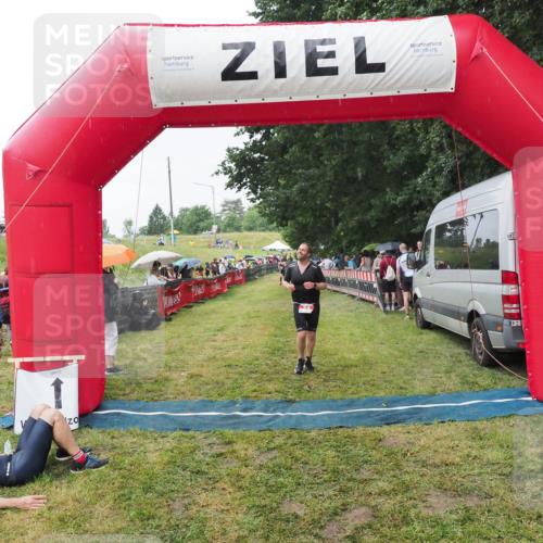 21.06.2025 - 27. Vierlanden-Triathlon MichiJ http://msf.ph/oto/8043878 15.06.2026 13:44:11 Ziel 34 meine-sportfotos.de