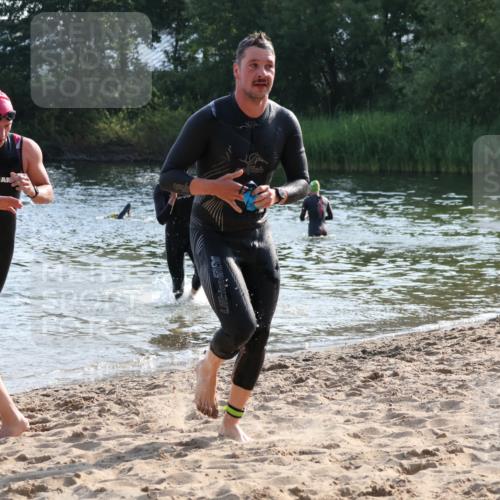 15.06.2025 - 27. Vierlanden-Triathlon Lena Gebhardt http://msf.ph/oto/8043879 15.06.2025 08:34:00 Schwimmen 49, 78 meine-sportfotos.de