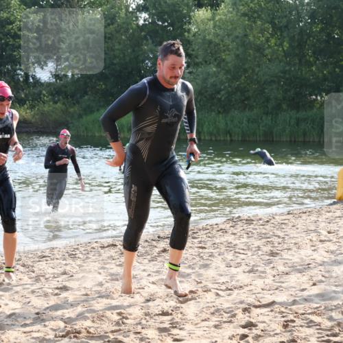 15.06.2025 - 27. Vierlanden-Triathlon Lena Gebhardt http://msf.ph/oto/8043883 15.06.2025 08:34:01 Schwimmen 49, 78 meine-sportfotos.de