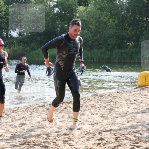 15.06.2025 - 27. Vierlanden-Triathlon Lena Gebhardt http://msf.ph/oto/8043886 15.06.2025 08:34:01 Schwimmen 49, 78 meine-sportfotos.de