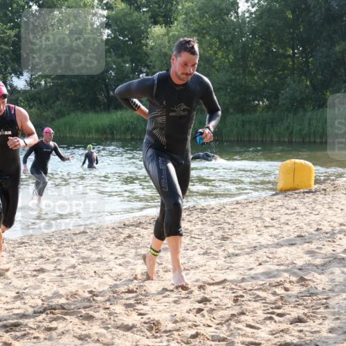 15.06.2025 - 27. Vierlanden-Triathlon Lena Gebhardt http://msf.ph/oto/8043891 15.06.2025 08:34:01 Schwimmen 49, 78 meine-sportfotos.de