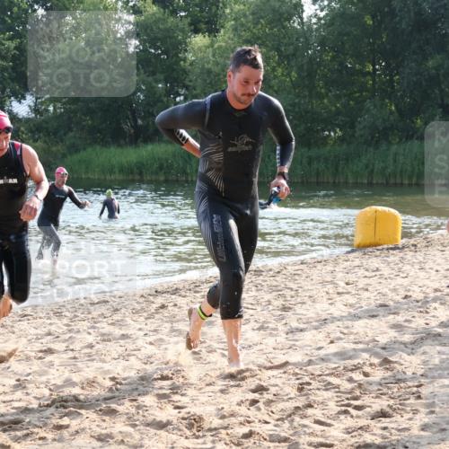 15.06.2025 - 27. Vierlanden-Triathlon Lena Gebhardt http://msf.ph/oto/8043894 15.06.2025 08:34:01 Schwimmen 49, 78 meine-sportfotos.de