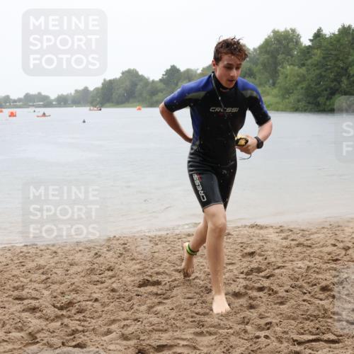 21.06.2025 - 27. Vierlanden-Triathlon Lena Gebhardt http://msf.ph/oto/8043900 15.06.2025 14:38:15 Schwimmen 1331 meine-sportfotos.de