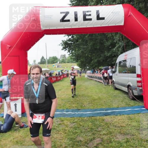 21.06.2025 - 27. Vierlanden-Triathlon MichiJ http://msf.ph/oto/8043903 15.06.2026 13:44:17 Ziel 34, 1142 meine-sportfotos.de
