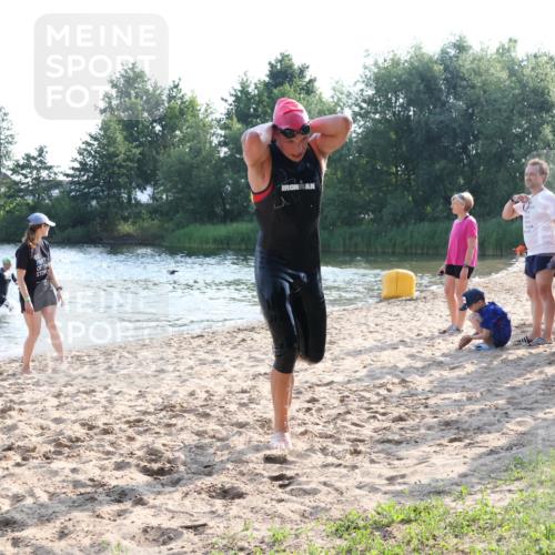 15.06.2025 - 27. Vierlanden-Triathlon Lena Gebhardt http://msf.ph/oto/8043907 15.06.2025 08:34:02 Schwimmen 49, 78 meine-sportfotos.de