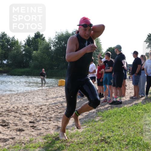 15.06.2025 - 27. Vierlanden-Triathlon Lena Gebhardt http://msf.ph/oto/8043914 15.06.2025 08:34:03 Schwimmen 49, 78 meine-sportfotos.de