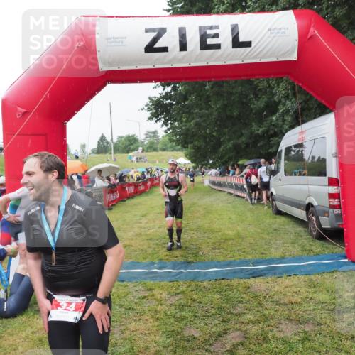 21.06.2025 - 27. Vierlanden-Triathlon MichiJ http://msf.ph/oto/8043915 15.06.2026 13:44:18 Ziel 34, 1142 meine-sportfotos.de