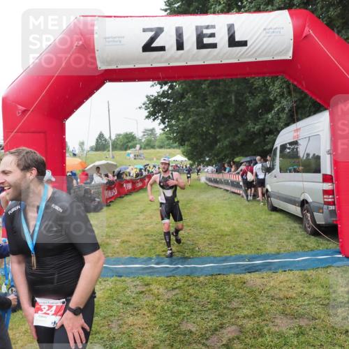 21.06.2025 - 27. Vierlanden-Triathlon MichiJ http://msf.ph/oto/8043919 15.06.2026 13:44:18 Ziel 34, 1142 meine-sportfotos.de