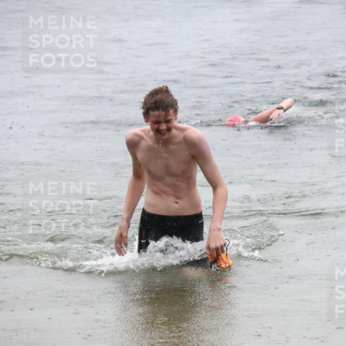 21.06.2025 - 27. Vierlanden-Triathlon Lena Gebhardt http://msf.ph/oto/8043923 15.06.2025 14:38:35 Schwimmen 1325 meine-sportfotos.de