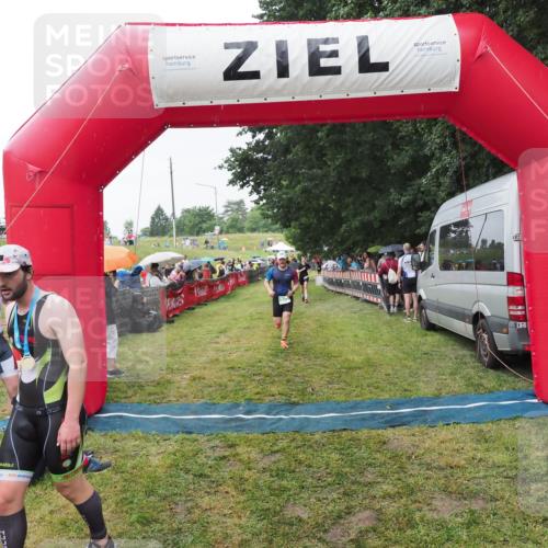 21.06.2025 - 27. Vierlanden-Triathlon MichiJ http://msf.ph/oto/8043924 15.06.2026 13:44:25 Ziel 750, 878, 1142 meine-sportfotos.de
