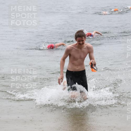 21.06.2025 - 27. Vierlanden-Triathlon Lena Gebhardt http://msf.ph/oto/8043930 15.06.2025 14:38:37 Schwimmen 1325 meine-sportfotos.de
