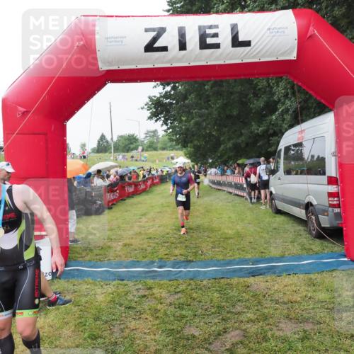 21.06.2025 - 27. Vierlanden-Triathlon MichiJ http://msf.ph/oto/8043931 15.06.2026 13:44:25 Ziel 750, 878, 1142 meine-sportfotos.de