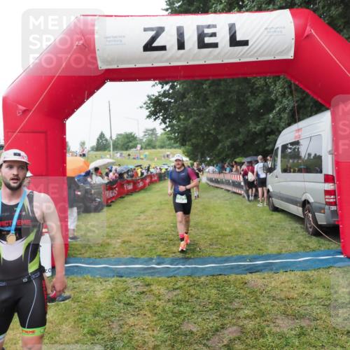 21.06.2025 - 27. Vierlanden-Triathlon MichiJ http://msf.ph/oto/8043937 15.06.2026 13:44:26 Ziel 750, 878 meine-sportfotos.de