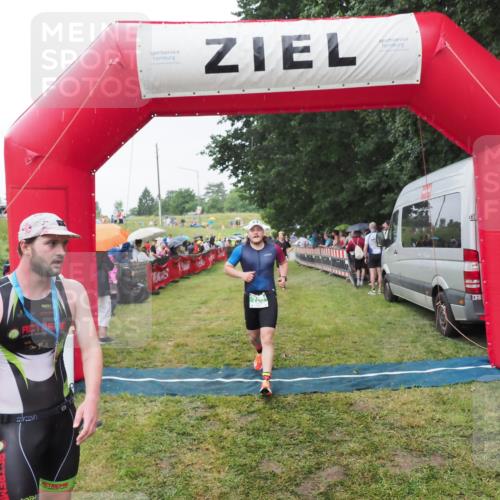 21.06.2025 - 27. Vierlanden-Triathlon MichiJ http://msf.ph/oto/8043942 15.06.2026 13:44:26 Ziel 750, 878 meine-sportfotos.de