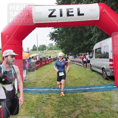 21.06.2025 - 27. Vierlanden-Triathlon MichiJ http://msf.ph/oto/8043943 15.06.2026 13:44:26 Ziel 750, 878 meine-sportfotos.de