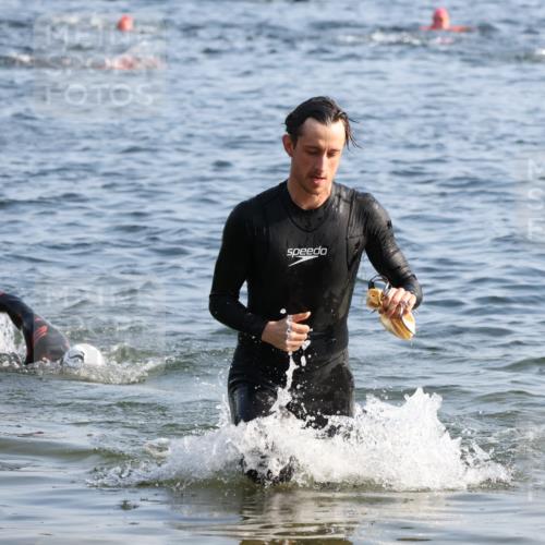 15.06.2025 - 27. Vierlanden-Triathlon Lena Gebhardt http://msf.ph/oto/8043949 15.06.2025 08:34:19 Schwimmen 20 meine-sportfotos.de