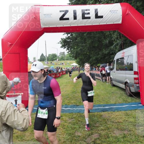 21.06.2025 - 27. Vierlanden-Triathlon MichiJ http://msf.ph/oto/8043954 15.06.2026 13:44:29 Ziel 750, 878 meine-sportfotos.de
