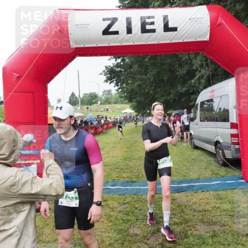 21.06.2025 - 27. Vierlanden-Triathlon MichiJ http://msf.ph/oto/8043959 15.06.2026 13:44:30 Ziel 222, 750, 878 meine-sportfotos.de