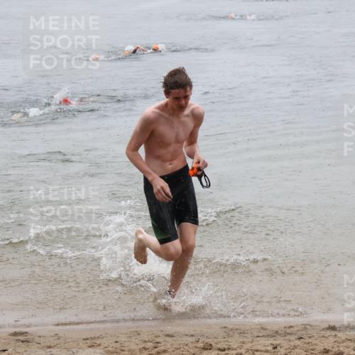 21.06.2025 - 27. Vierlanden-Triathlon Lena Gebhardt http://msf.ph/oto/8043962 15.06.2025 14:38:38 Schwimmen 1325 meine-sportfotos.de