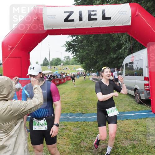 21.06.2025 - 27. Vierlanden-Triathlon MichiJ http://msf.ph/oto/8043963 15.06.2026 13:44:30 Ziel 222, 750, 878 meine-sportfotos.de