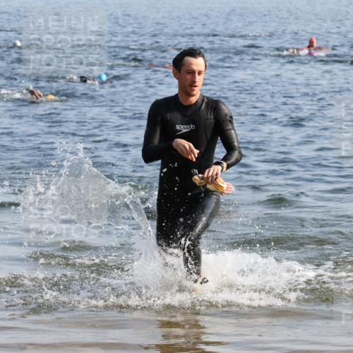 15.06.2025 - 27. Vierlanden-Triathlon Lena Gebhardt http://msf.ph/oto/8043964 15.06.2025 08:34:20 Schwimmen 20 meine-sportfotos.de
