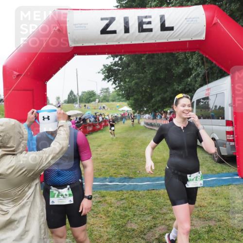 21.06.2025 - 27. Vierlanden-Triathlon MichiJ http://msf.ph/oto/8043967 15.06.2026 13:44:30 Ziel 222, 750, 878 meine-sportfotos.de