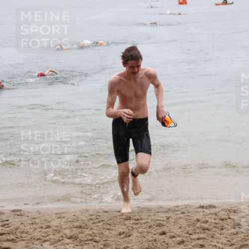 21.06.2025 - 27. Vierlanden-Triathlon Lena Gebhardt http://msf.ph/oto/8043970 15.06.2025 14:38:39 Schwimmen 1318, 1325 meine-sportfotos.de