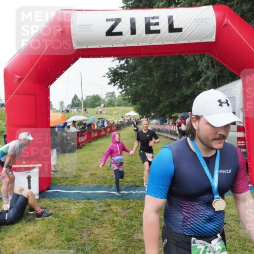 21.06.2025 - 27. Vierlanden-Triathlon MichiJ http://msf.ph/oto/8043971 15.06.2026 13:44:34 Ziel 222, 878 meine-sportfotos.de