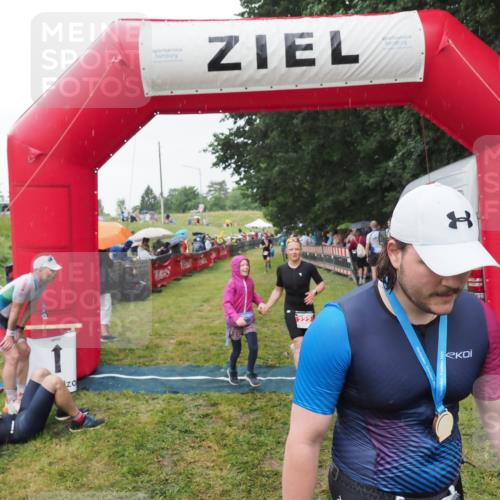 21.06.2025 - 27. Vierlanden-Triathlon MichiJ http://msf.ph/oto/8043973 15.06.2026 13:44:34 Ziel 222, 878 meine-sportfotos.de