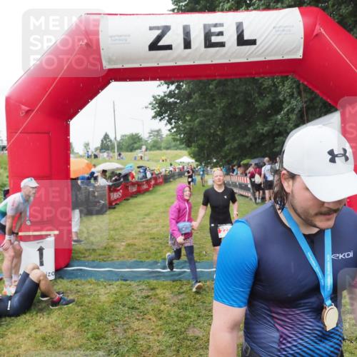21.06.2025 - 27. Vierlanden-Triathlon MichiJ http://msf.ph/oto/8043975 15.06.2026 13:44:34 Ziel 222, 878 meine-sportfotos.de