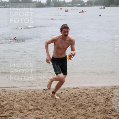 21.06.2025 - 27. Vierlanden-Triathlon Lena Gebhardt http://msf.ph/oto/8043978 15.06.2025 14:38:39 Schwimmen 1318, 1325 meine-sportfotos.de