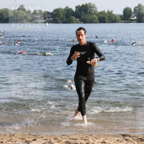 15.06.2025 - 27. Vierlanden-Triathlon Lena Gebhardt http://msf.ph/oto/8043980 15.06.2025 08:34:21 Schwimmen 20 meine-sportfotos.de