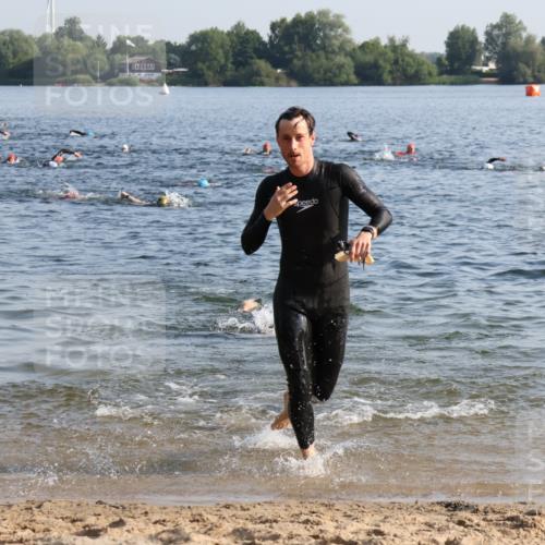 15.06.2025 - 27. Vierlanden-Triathlon Lena Gebhardt http://msf.ph/oto/8043984 15.06.2025 08:34:21 Schwimmen 20 meine-sportfotos.de
