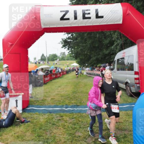 21.06.2025 - 27. Vierlanden-Triathlon MichiJ http://msf.ph/oto/8043985 15.06.2026 13:44:34 Ziel 222, 878 meine-sportfotos.de
