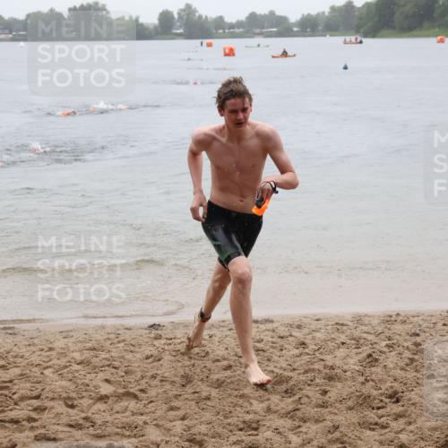 21.06.2025 - 27. Vierlanden-Triathlon Lena Gebhardt http://msf.ph/oto/8043986 15.06.2025 14:38:39 Schwimmen 1318, 1325 meine-sportfotos.de