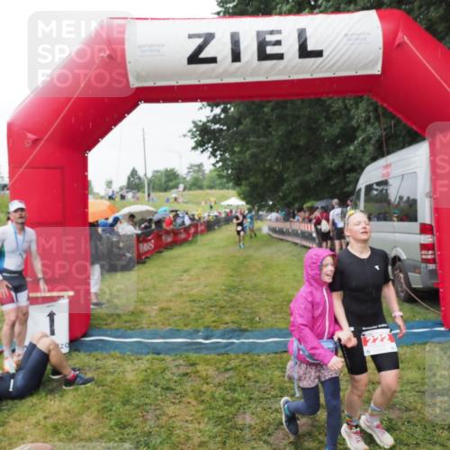 21.06.2025 - 27. Vierlanden-Triathlon MichiJ http://msf.ph/oto/8043987 15.06.2026 13:44:35 Ziel 222, 878 meine-sportfotos.de
