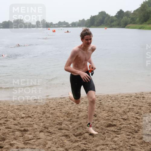 21.06.2025 - 27. Vierlanden-Triathlon Lena Gebhardt http://msf.ph/oto/8043993 15.06.2025 14:38:39 Schwimmen 1318, 1325 meine-sportfotos.de