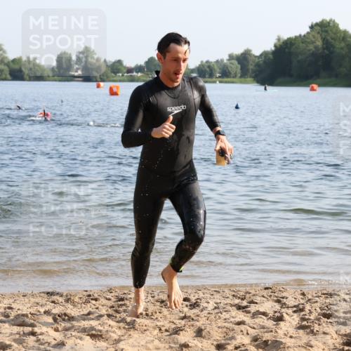 15.06.2025 - 27. Vierlanden-Triathlon Lena Gebhardt http://msf.ph/oto/8043996 15.06.2025 08:34:23 Schwimmen 20, 88 meine-sportfotos.de