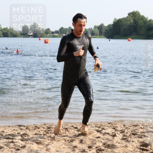 15.06.2025 - 27. Vierlanden-Triathlon Lena Gebhardt http://msf.ph/oto/8043999 15.06.2025 08:34:23 Schwimmen 20, 88 meine-sportfotos.de