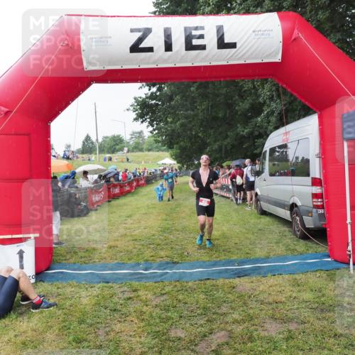 21.06.2025 - 27. Vierlanden-Triathlon MichiJ http://msf.ph/oto/8044000 15.06.2026 13:44:40 Ziel 45, 222 meine-sportfotos.de