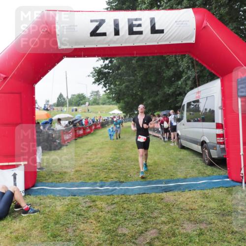 21.06.2025 - 27. Vierlanden-Triathlon MichiJ http://msf.ph/oto/8044002 15.06.2026 13:44:40 Ziel 45, 222 meine-sportfotos.de