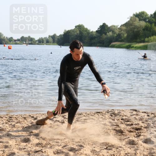 15.06.2025 - 27. Vierlanden-Triathlon Lena Gebhardt http://msf.ph/oto/8044003 15.06.2025 08:34:23 Schwimmen 20, 88 meine-sportfotos.de
